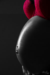 Babybauch mit roten Dessous
