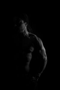 Foto muskulöser Mann mit wenig Licht