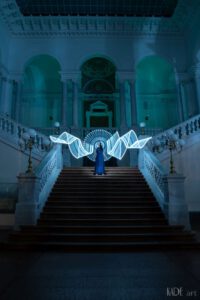 Lightpainting im Foyer der Universitätsbibliothek Leipzig. Auf der großen Mamortreppe Mandy im blauen Kleid und weißer Tube