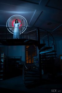 Lightpainting im American Space der Universitätsbibliothek Leipzig. Model Nadia auf Wendeltreppe. Rot-weiße Tube