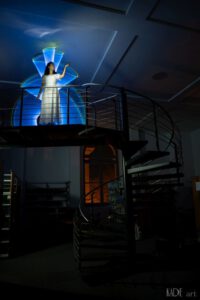Lightpainting im American Space der Universitätsbibliothek Leipzig. Model nadia auf der Wendeltreppe. blaue Tube