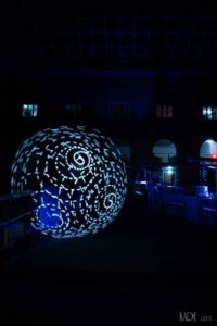 Lightpainting in der Universitätsbibliothek Leipzig Gepunkteter Orb mit blauem Hintergrund