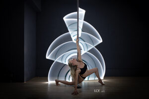 Poledance Lightpainting in Leipzig. Die Bilder entstanden im Poledancestar Leipzig.