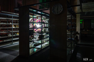Lightpainting in der Bibliotheca Albertina Pinker Orb hinter einem Bücherregal