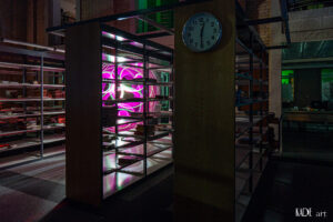Lightpainting in der Bibliotheca Albertina Pinker Orb hinter einem Bücherregal