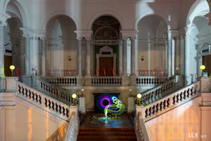 Lightpainting in der Bibliotheca Albertina Auf der oberen Galerie wurde wieder ein Spiraltunnel in Rot gezogen. Auf der mittleren Ebene, vor der Schneiderbank habe ich ein florales Element gesteztz.
