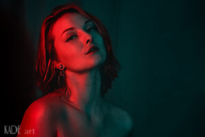 Amanda im Neonlicht Rot blau