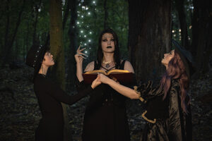 3 Hexen vollführen eine Zauberspruch