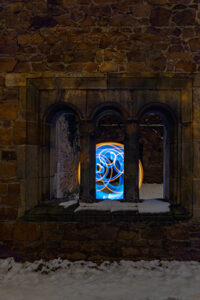 Versteckter Orb in alter Klosterruine bei Meißen