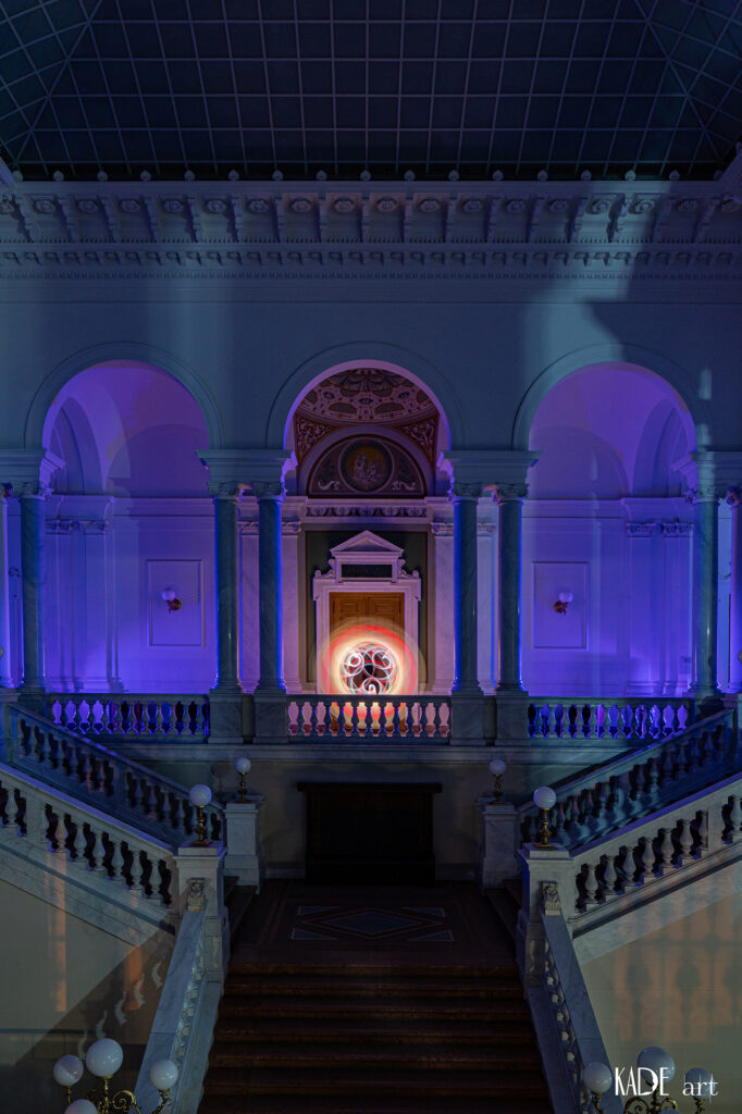 Lightpainting in der Bibliotheca Albertina Ein kleiner ORB in rot-weiß