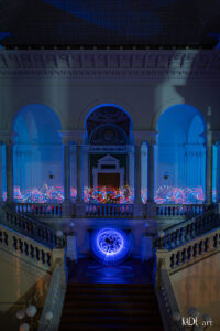 Lightpainting in der Bibliotheca Albertina Wilde Freestylekunst im Hintergrund und blauen Spiralorb im Vordergrund vor der Schneiderbank