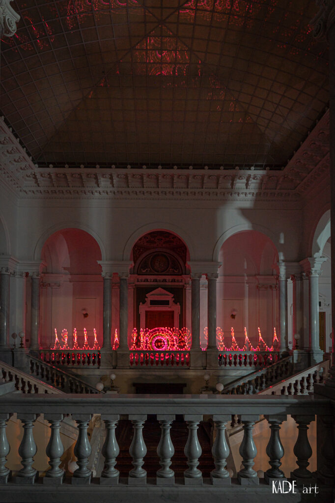 Lightpainting in der Bibliotheca Albertina Ein Loichttunnel von rechts nach Links durch das Foyer der Albertina. Farblich größten Teils in Rot. DIe Taschenlampe war die ganze Zeit im Stroboskopmodus. In der Mitte wurde noch ein einzelner Kreis gezogen