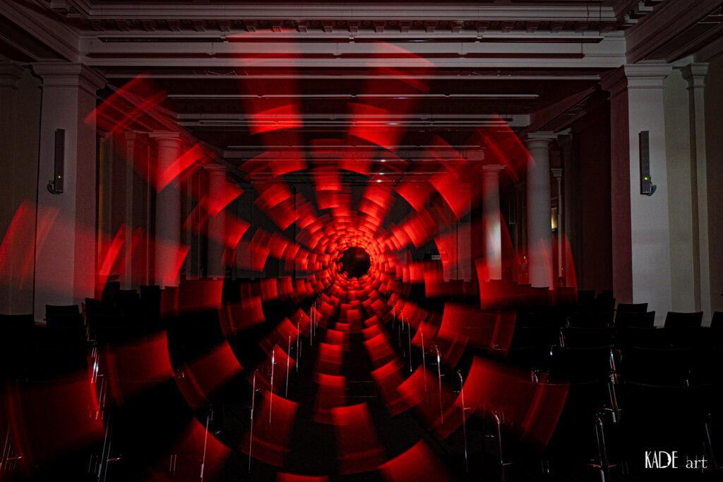 Ein Roter lichttunnel durch die Stuhlreihen im Vortragsraum der Bibliotheca Albertina