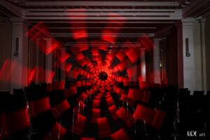 Ein Roter lichttunnel durch die Stuhlreihen im Vortragsraum der Bibliotheca Albertina